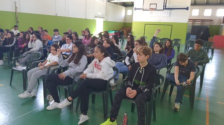 Gli studenti sono molto partecipi e fanno tante domande al relatore